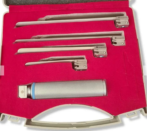 SET LARINGOSCOPIO MILLER 4 HOJAS FIBRA ÓPTICA