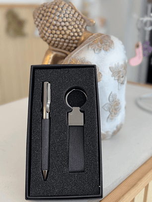 Conjunto porta-chaves e caneta