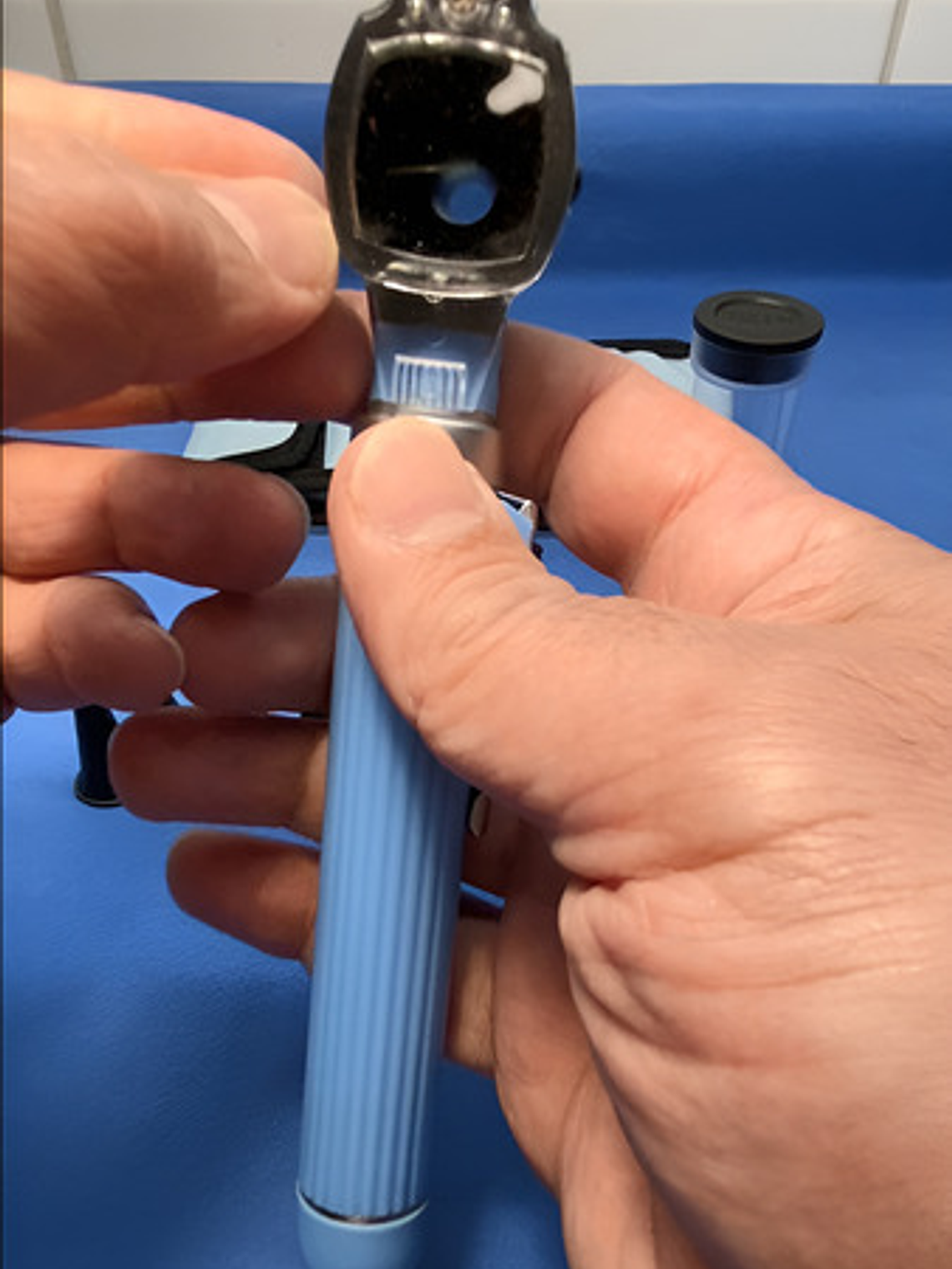 Otoscopio Celeste Con Estuche Y 8 Especulos 4