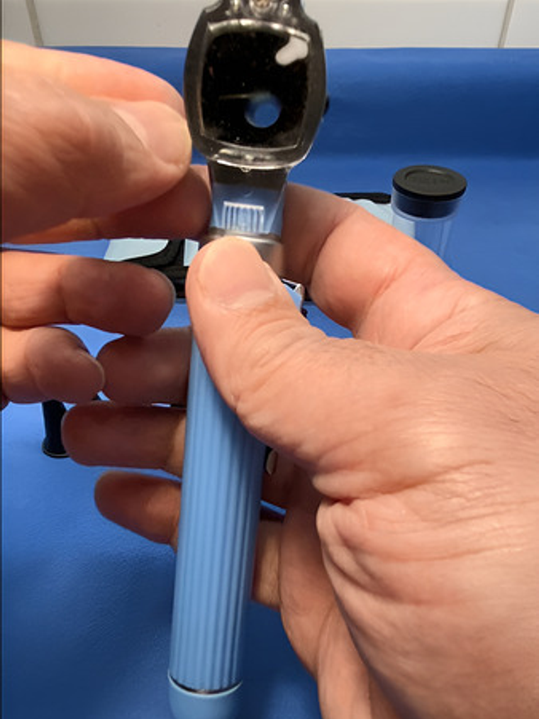 Otoscopio Celeste Con Estuche Y 8 Especulos 4