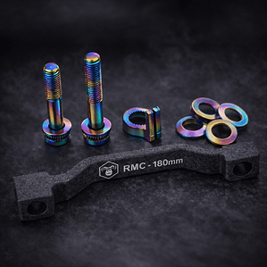 ADAPTADOR DE CALIPER EN CARBONO CON TORNILLERÍA EN TITANIO