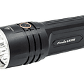 Linterna Fénix LR35R con 10000 lúmenes. Ilumina hasta 500 metros de distancia. hasta 80 horas de duración con pack de baterías en potencia Eco. 5 potencias de iluminación y modo estroboscópico