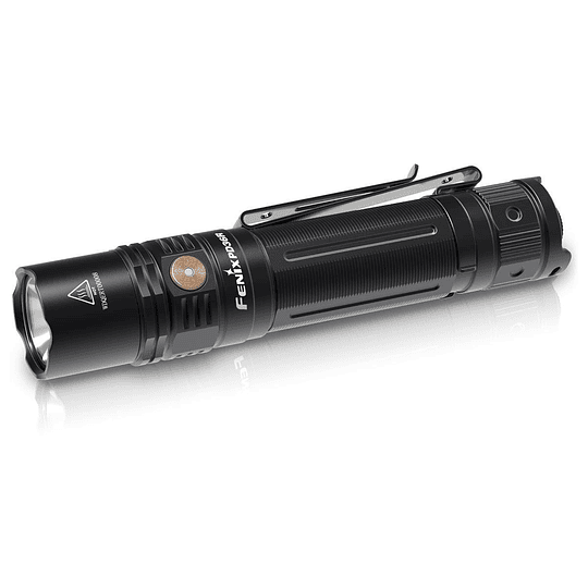 Linterna Fénix PD36R black, con 1600 lúmenes. Ilumina a 283 metros de distancia. 115 horas de duración de batería en potencia baja, 5 potencias de iluminación y estroboscópico.