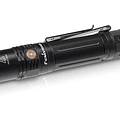 Linterna Fénix PD36R black, con 1600 lúmenes. Ilumina a 283 metros de distancia. 115 horas de duración de batería en potencia baja, 5 potencias de iluminación y estroboscópico.