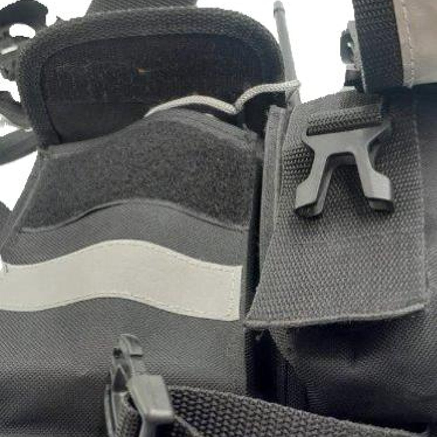 Pechera Universal con bolsillo para equipo de radio de doble seguridad  y bolsillo multiuso con reflectantes  15