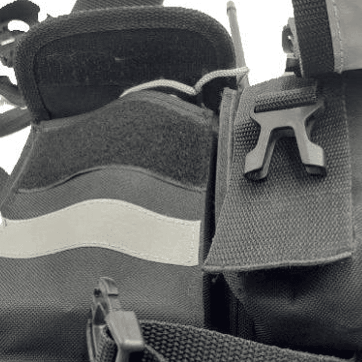 Pechera Universal con bolsillo para equipo de radio de doble seguridad  y bolsillo multiuso con reflectantes  15