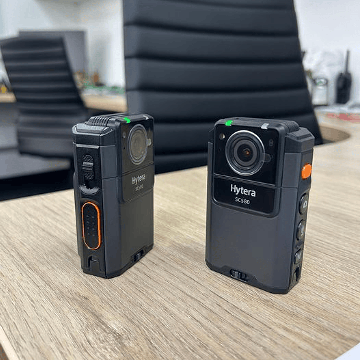 10 Hytera SC580 Bodycam +IDS 64GB y Radio PoC 4G 121°-150° IP68 158gr BT5.1 GPS Wifi Simcard Pre/Post Grabado de vídeo Vídeo Cifrado AES256 12 Horas grabación continua Cumple ley 21659 Precio con iva 55