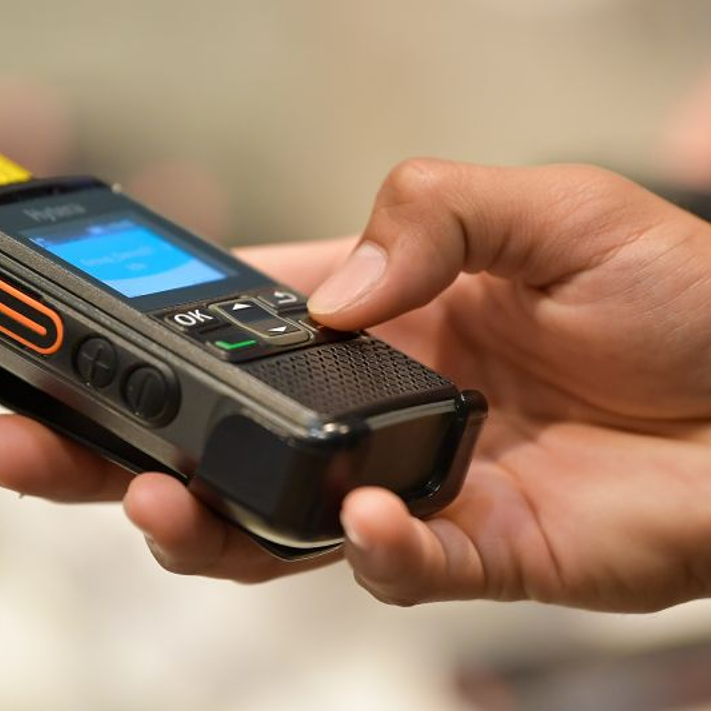 10 Hytera PNC360S + 10 EHS26R Auriculares + PoC Radio PTT sobre celular duradero y confiable para las condiciones más difíciles 8