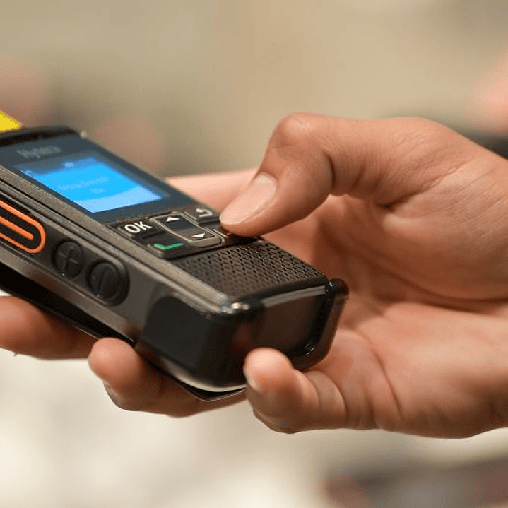 10 Hytera PNC360S + 10 EHS26R Auriculares + PoC Radio PTT sobre celular duradero y confiable para las condiciones más difíciles 8