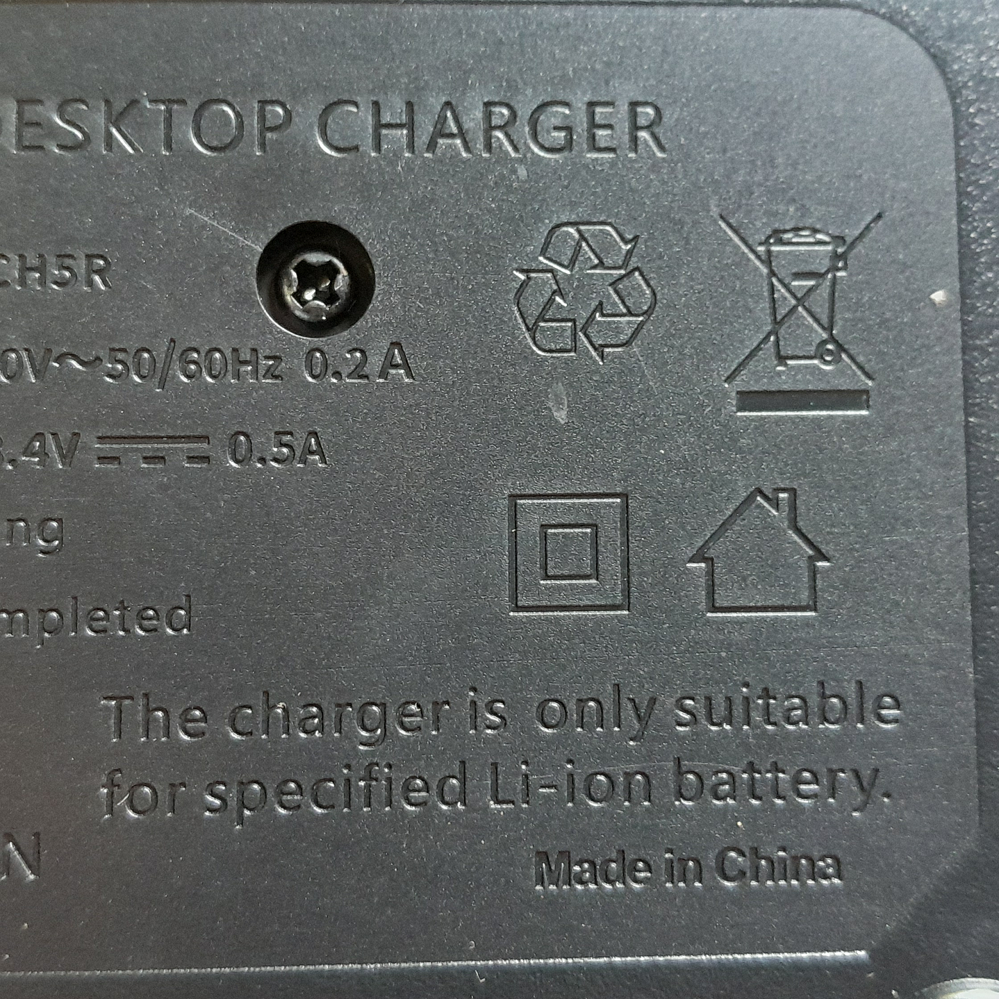Baofeng AD-CH5R Cargador de escritorio enchufe EU Input 100-240V 50/60Hz 0,2A Output DC 8.4V 0,5A Precio con iva incluido  2