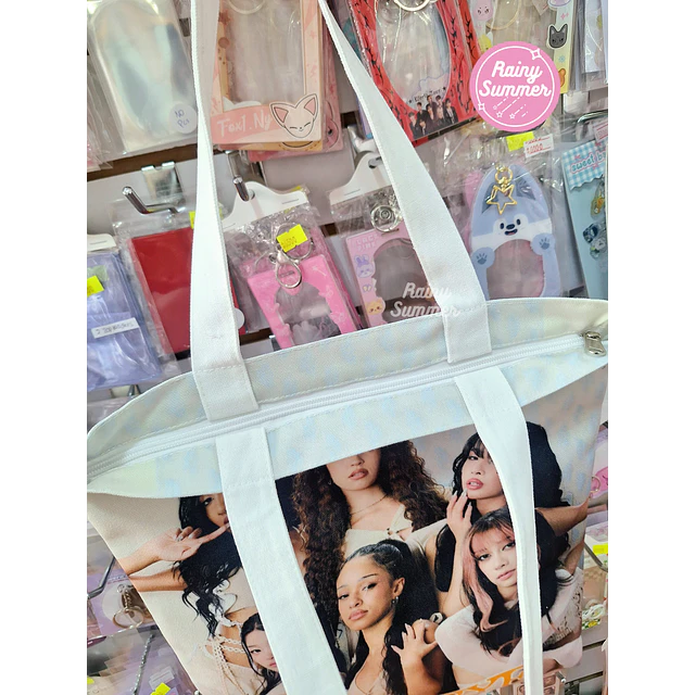 KATSEYE - TOTEBAG CON CIERRE