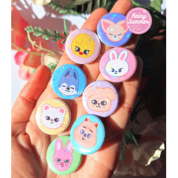 STRAY KIDS - SKZOO PINS/CHAPITAS HOLOGRÁFICAS