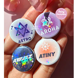 ASTRO & ATEEZ - CHAPITAS/PINS HOLOGRÁFICOS