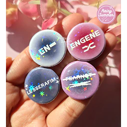 ENHYPEN & LE SSERAFIM - PINS/CHAPITAS HOLOGRÁFICAS