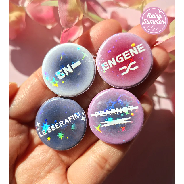 ENHYPEN & LE SSERAFIM - PINS/CHAPITAS HOLOGRÁFICAS