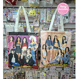 KATSEYE - TOTEBAG CON CIERRE