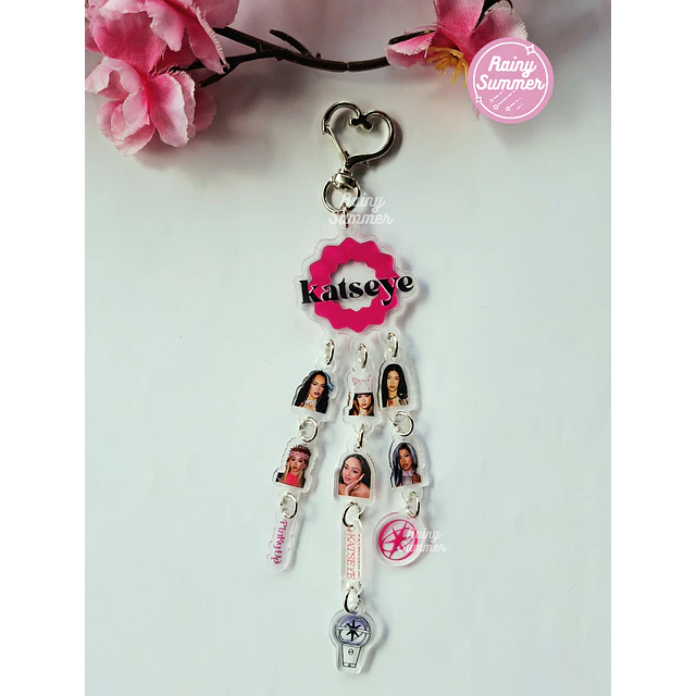 KATSEYE - KEYCHAIN TIPO NUBE PINKY UP