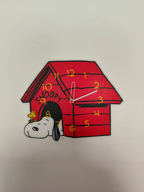 Reloj de Pared Snoopy en su Casa Roja – Edición Decorativa y Divertida
