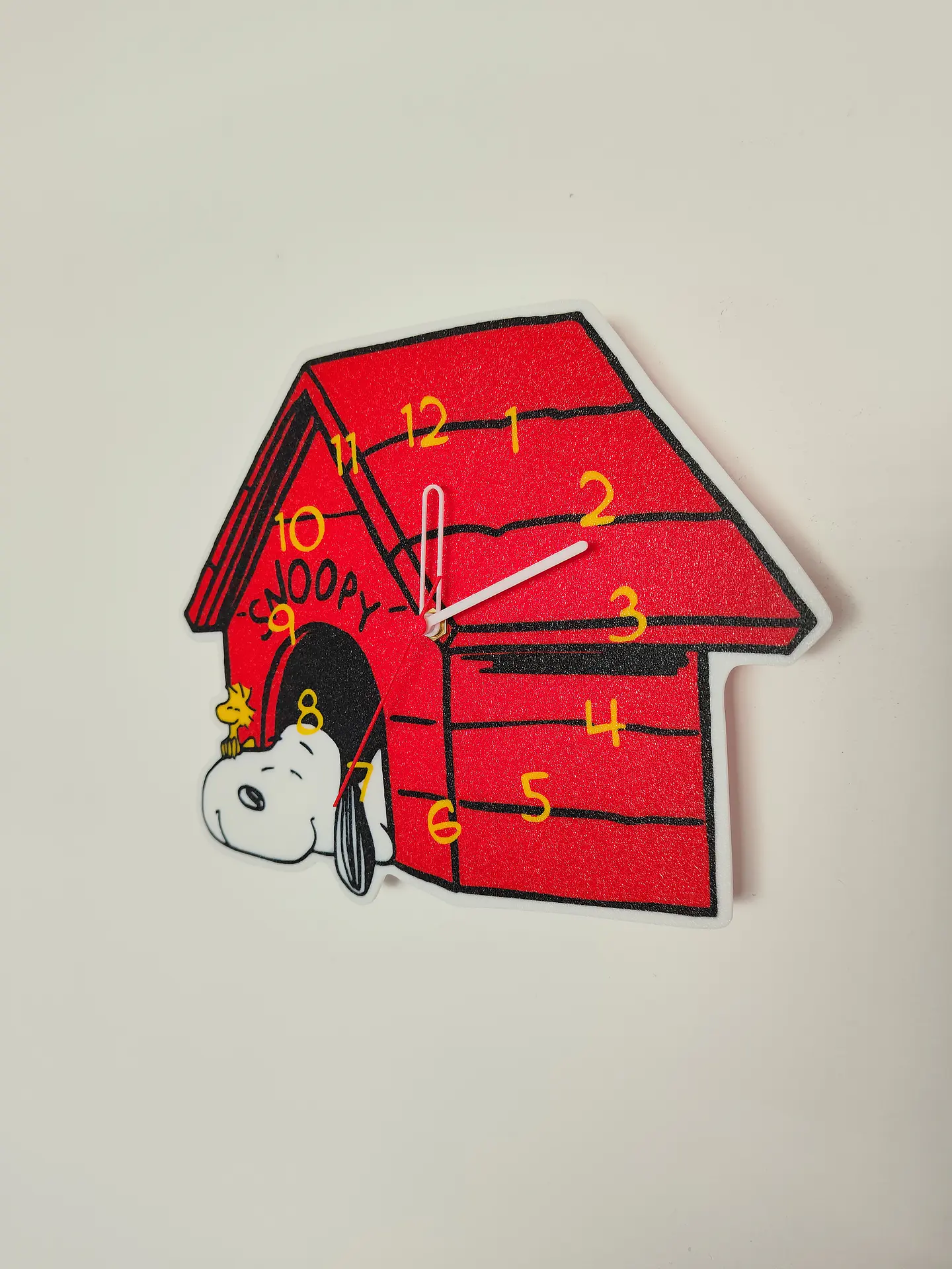 Reloj de Pared Snoopy en su Casa Roja – Edición Decorativa y Divertida 3