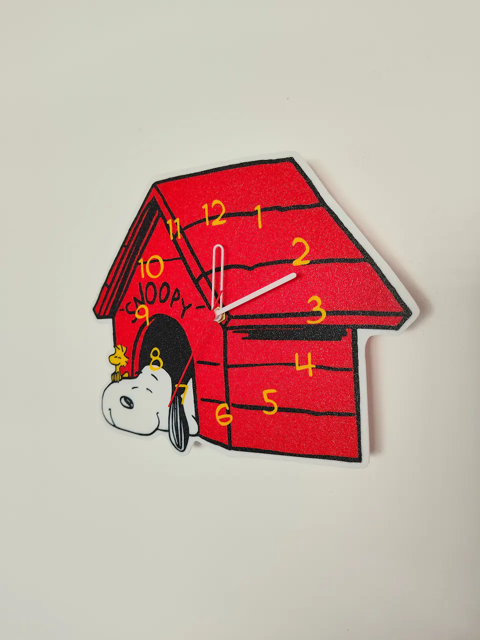 Reloj de Pared Snoopy en su Casa Roja – Edición Decorativa y Divertida 3