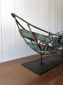 Escultura bote de fierro