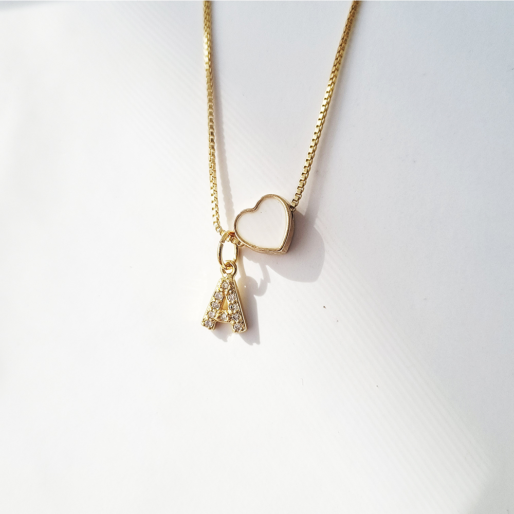 cadena 1letra circon brillante y corazon esmalte blanco