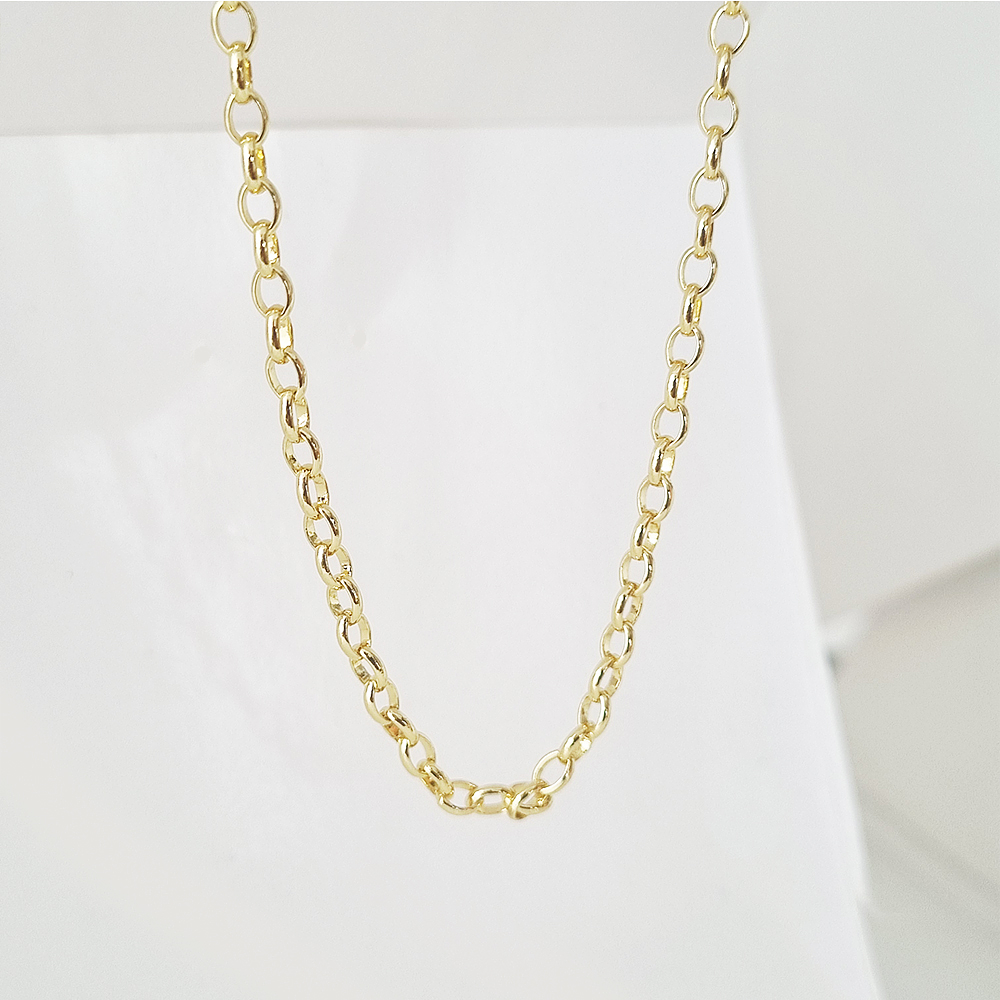 collar ovalado dorado