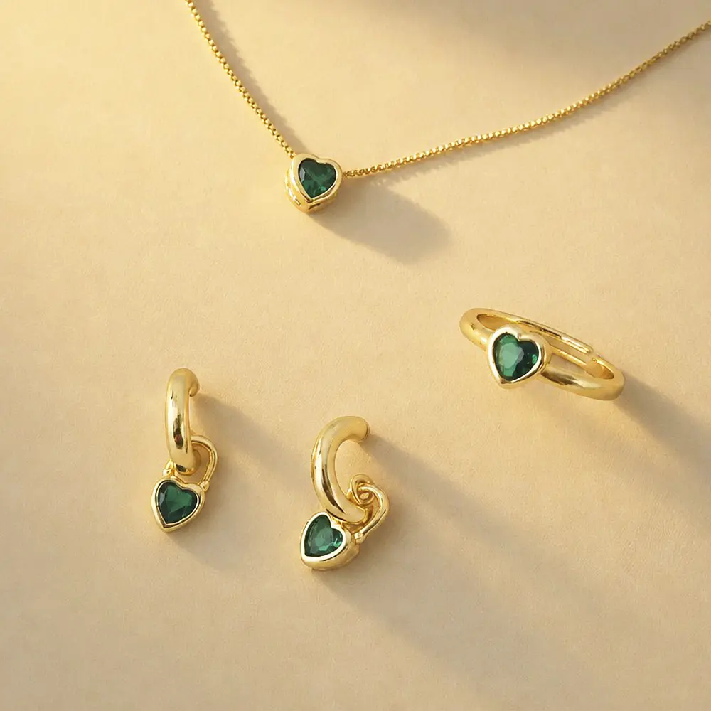GRATIS LETRA✨SET CADENA, MINIAROS  Y SORTIJA CORAZON SOLITAIRE VERDE