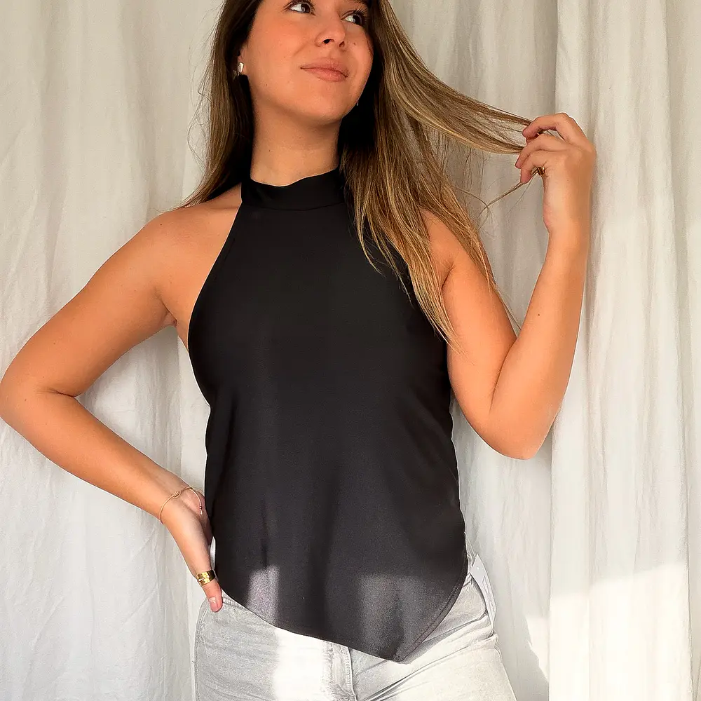 Eda Top Asimétrico sin espalda Negro