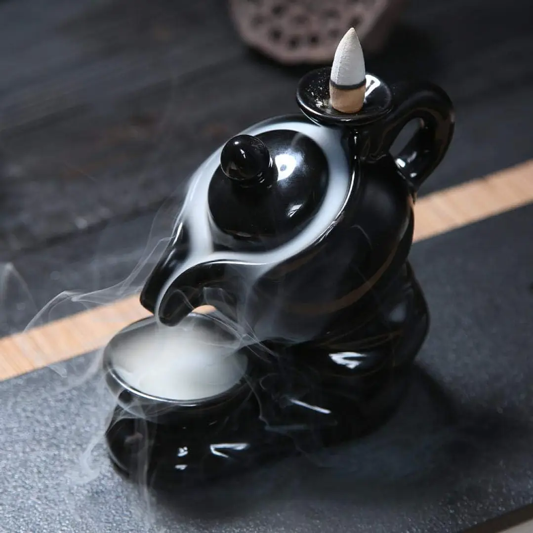 cascada de Humo de cerámica negra con diseño de tetera y taza  2