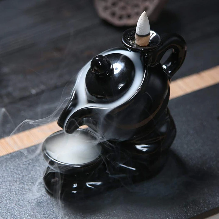 cascada de Humo de cerámica negra con diseño de tetera y taza  2