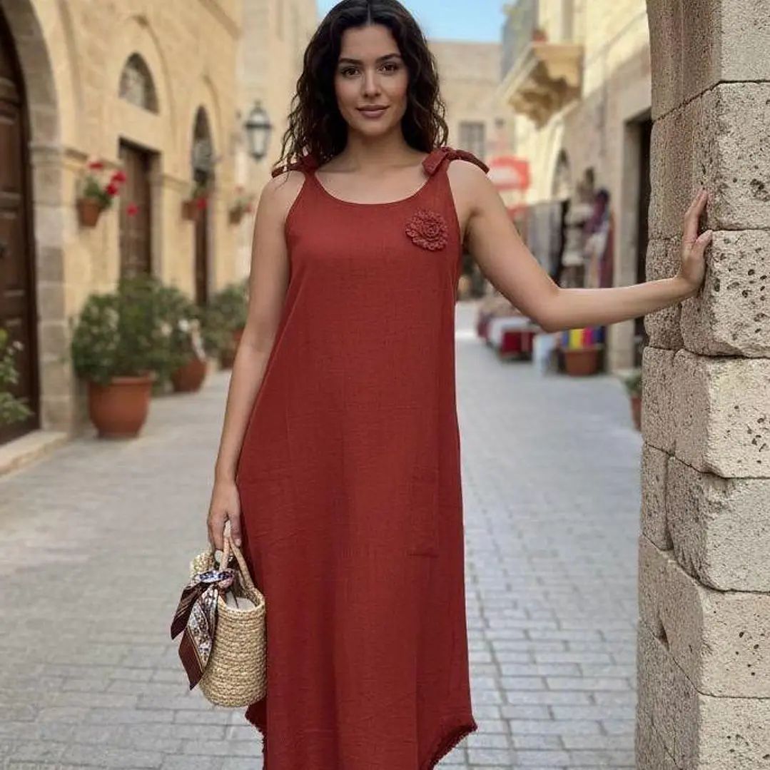 Vestido de Lino con Tirantes y Detalle Floral 1