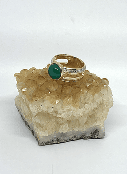 Anillo de cuarzo verde con aplicación de rodio