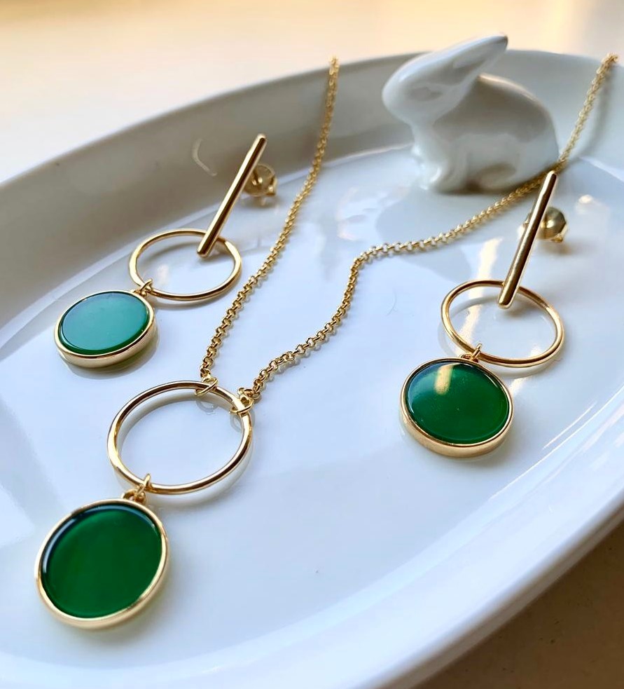 Conjunto bañado en oro 18K con piedra natural agata verde redonda.