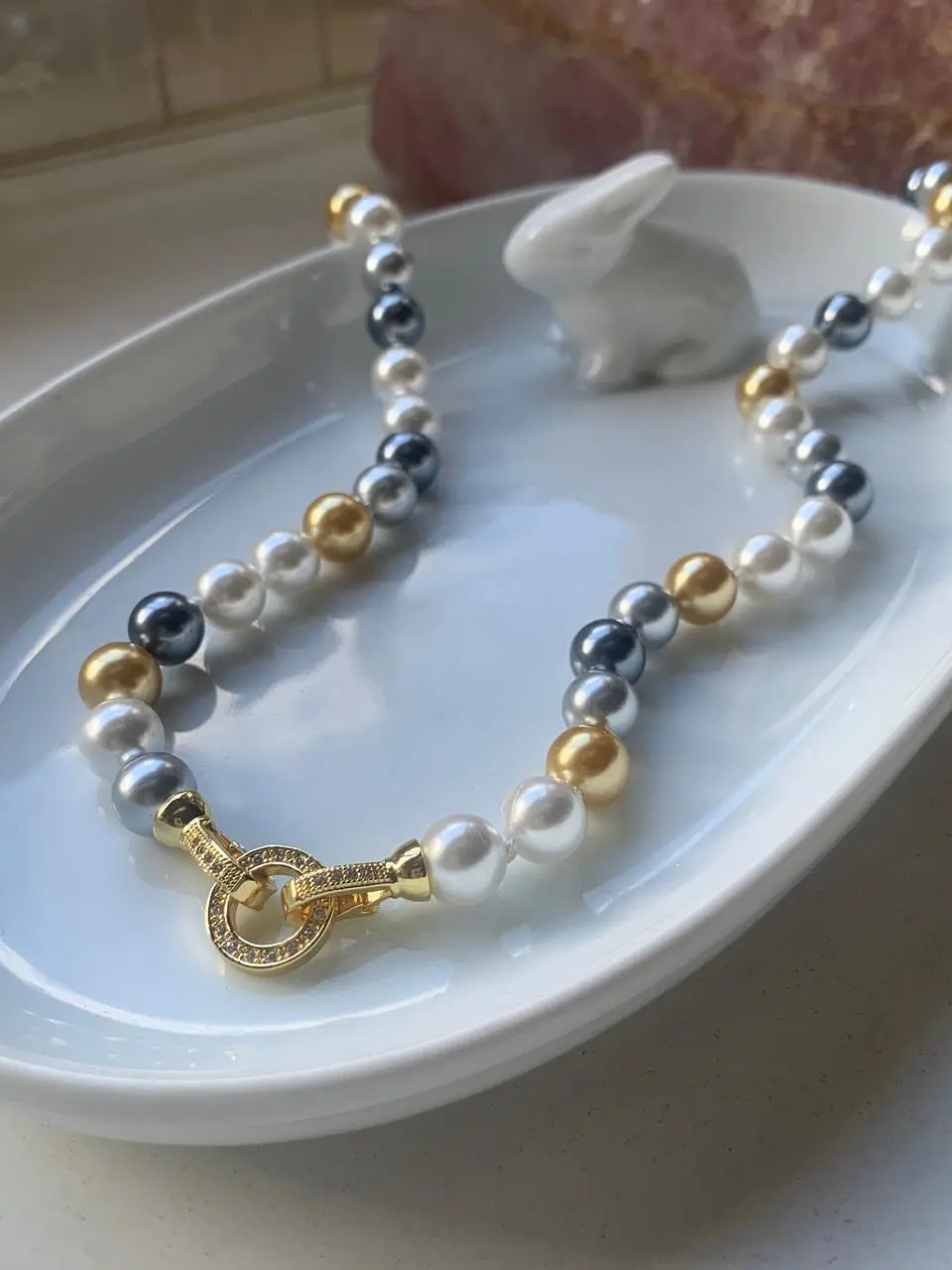 Collar perlas de Mallorca en colores blancos, grises y doradas. 2