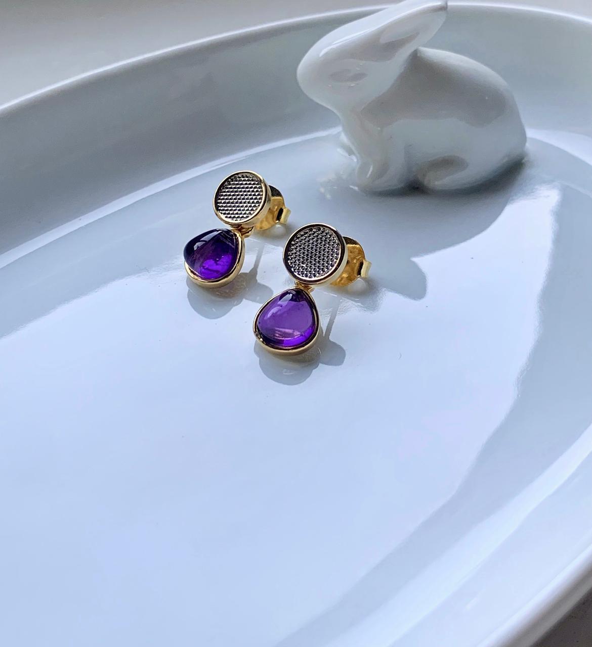 Aro con piedra Amatista con baño de oro 18k y baño de rodio blanco.
