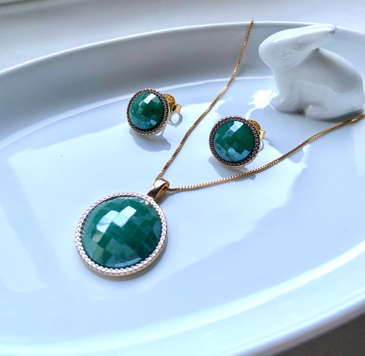 Conjunto baño de oro 18k con piedra cuarzo verde facetada y baño de rodio blanco.