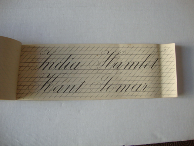 Modelos de caligrafia para o ensino da letra inglesa inclinada