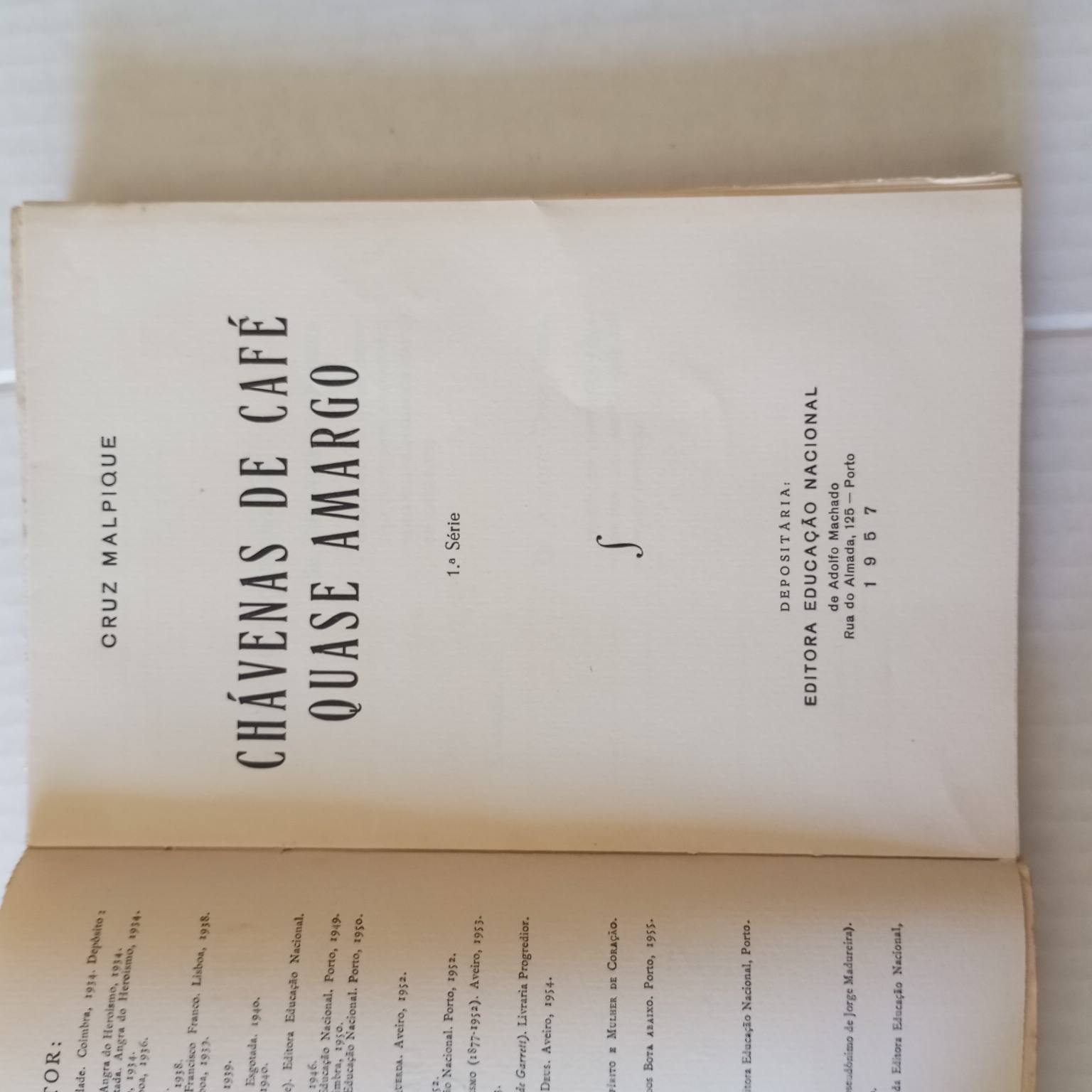 Chávenas de Café quase amargo