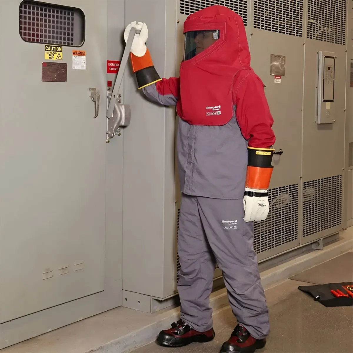 Kit de traje de maniobra contra arco electrico Salisbury PROWEAR PLUS talla M 40 cal/cm2 2