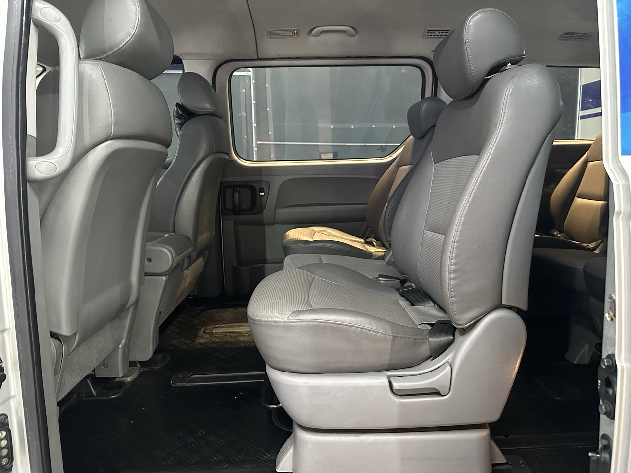 2010 Hyundai Grand Starex 12 SEATS**A/T**FULL CHROME 25