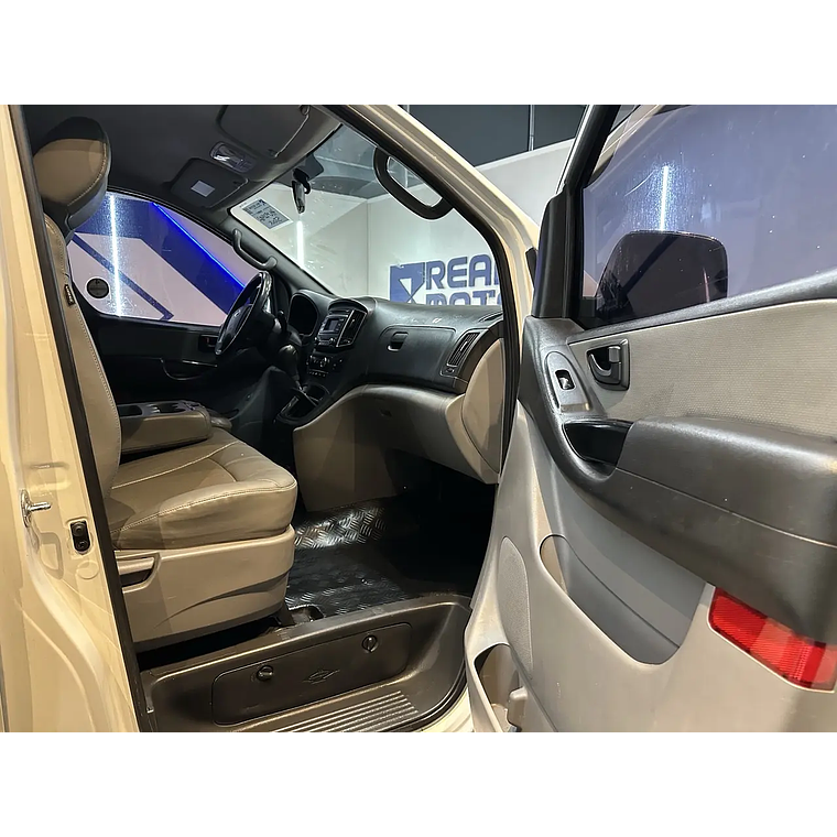 HYUNDAI STAREX 2017 / DIESEL / 2.5 CC / 12 PASAJEROS 9