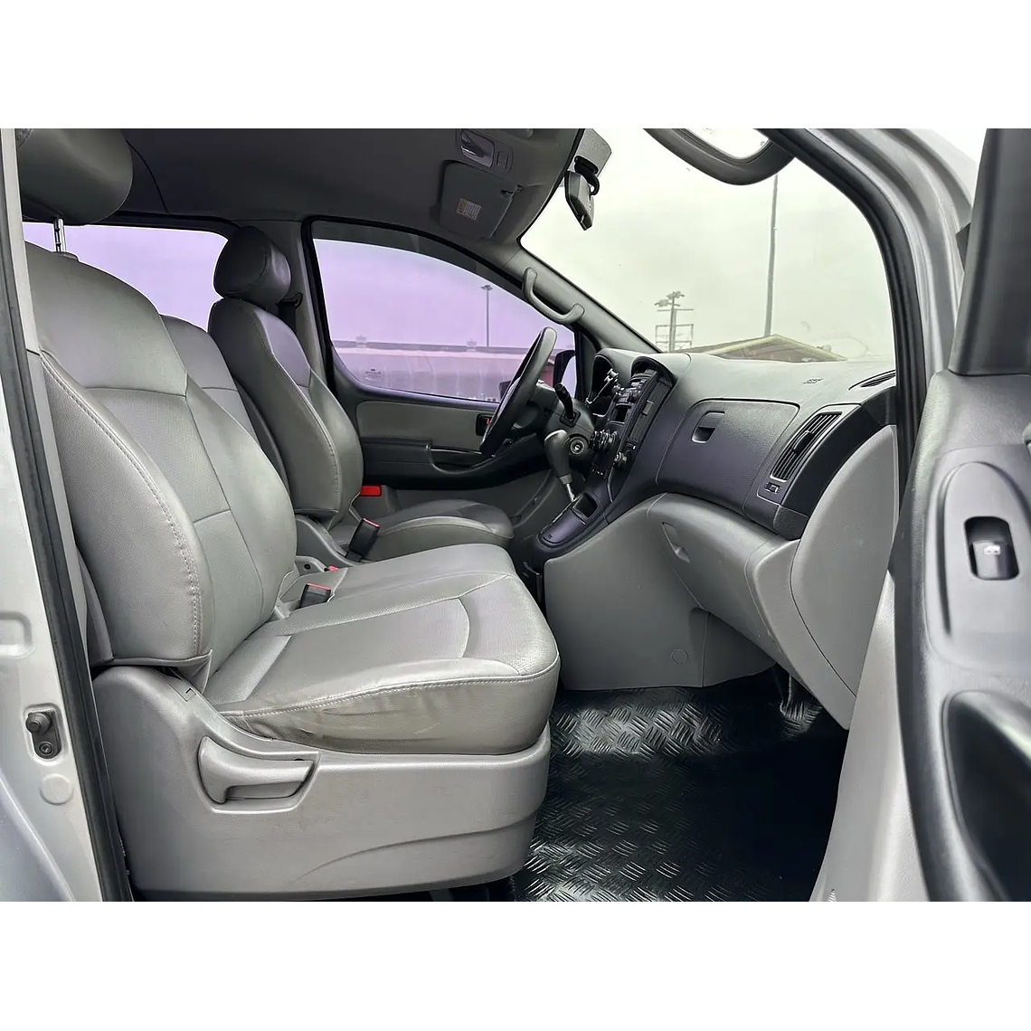 HYUNDAI STAREX 2013 / DIESEL 2.5 / 2WD / 12 PASAJEROS 9