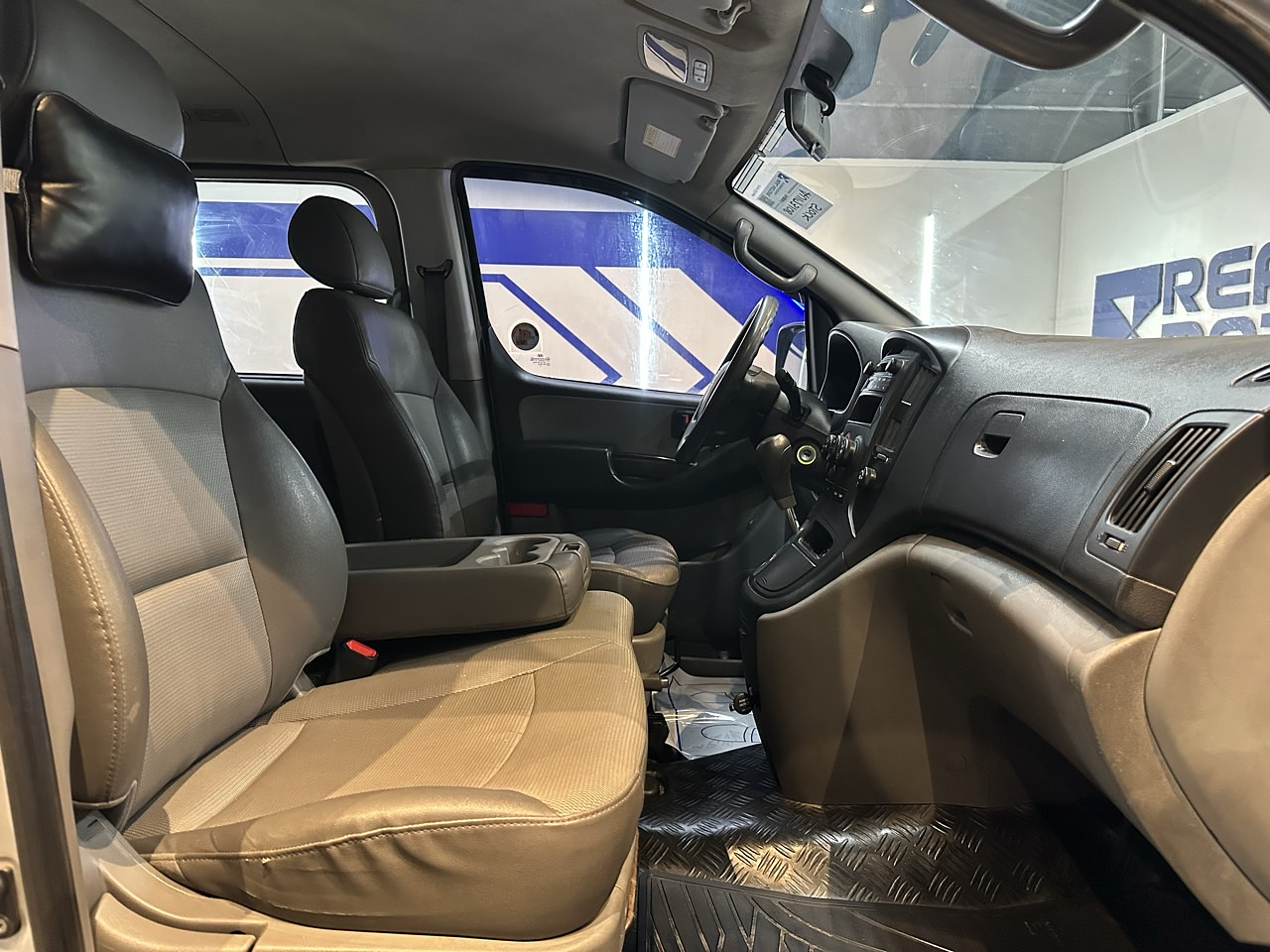 HYUNDAI STAREX 2010 / DIESEL / 2.5 CC / 12PASAJEROS 21