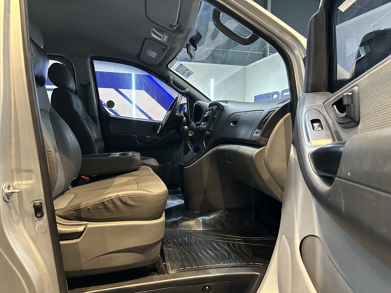 HYUNDAI STAREX 2010 / DIESEL / 2.5 CC / 12PASAJEROS 20