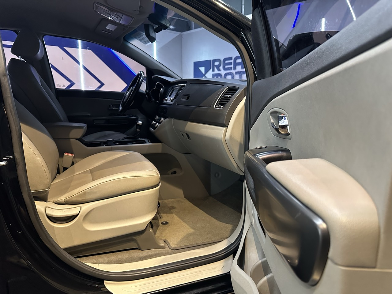 KIA CARNIVAL 2018 / 9PASAJEROS /  DIESEL / SMART KEY  25