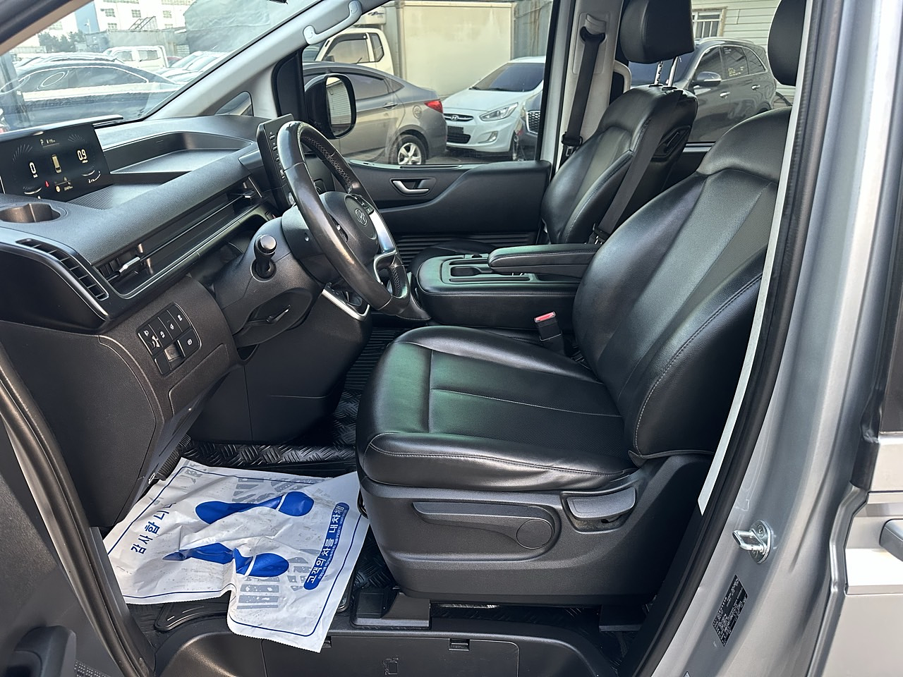 HYUNDAI STARIA 2022 / 2WD / DIESEL 2.5 / 9SEATS  11