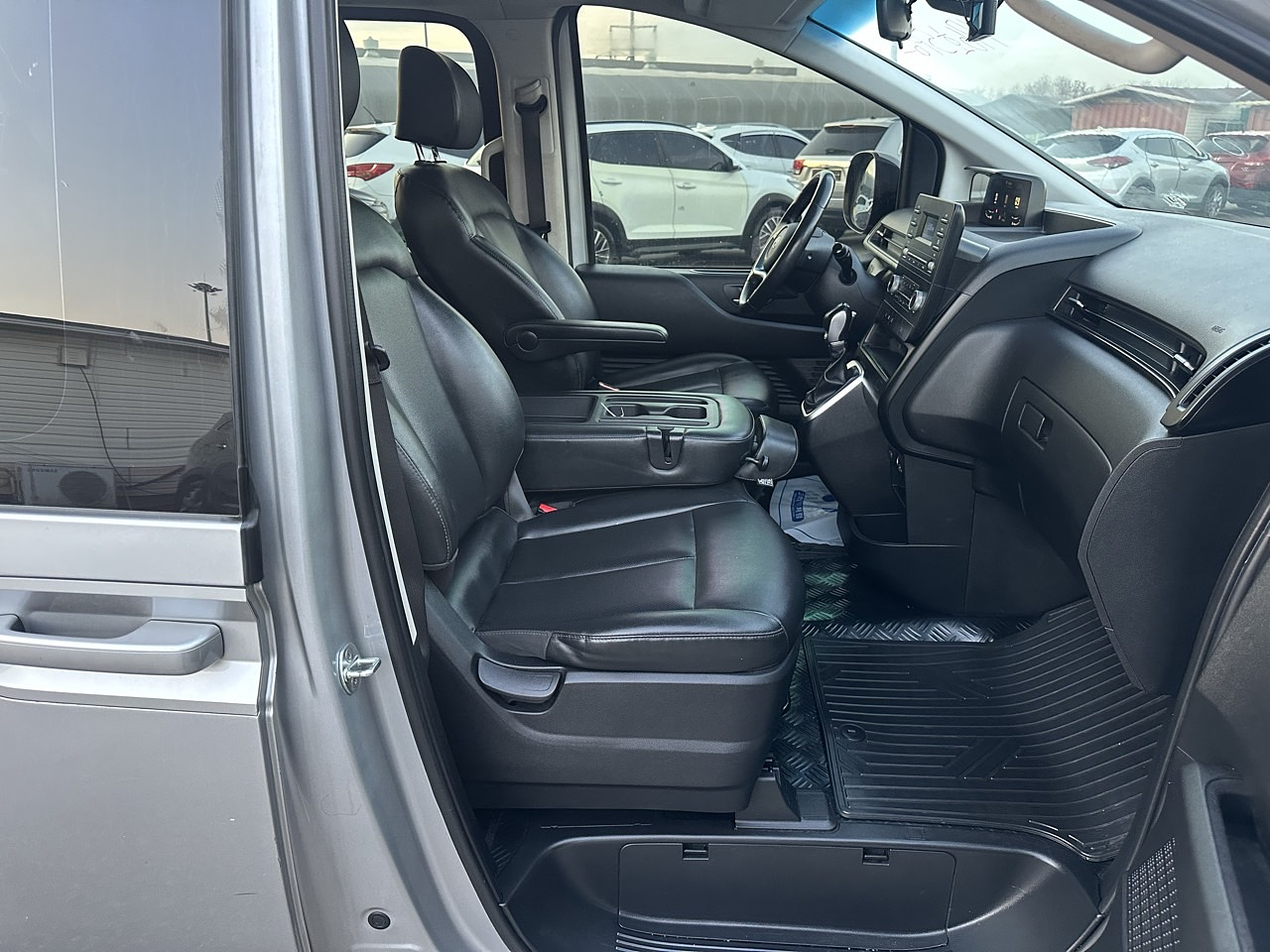 HYUNDAI STARIA 2022 / 2WD / DIESEL 2.5 / 9SEATS  13