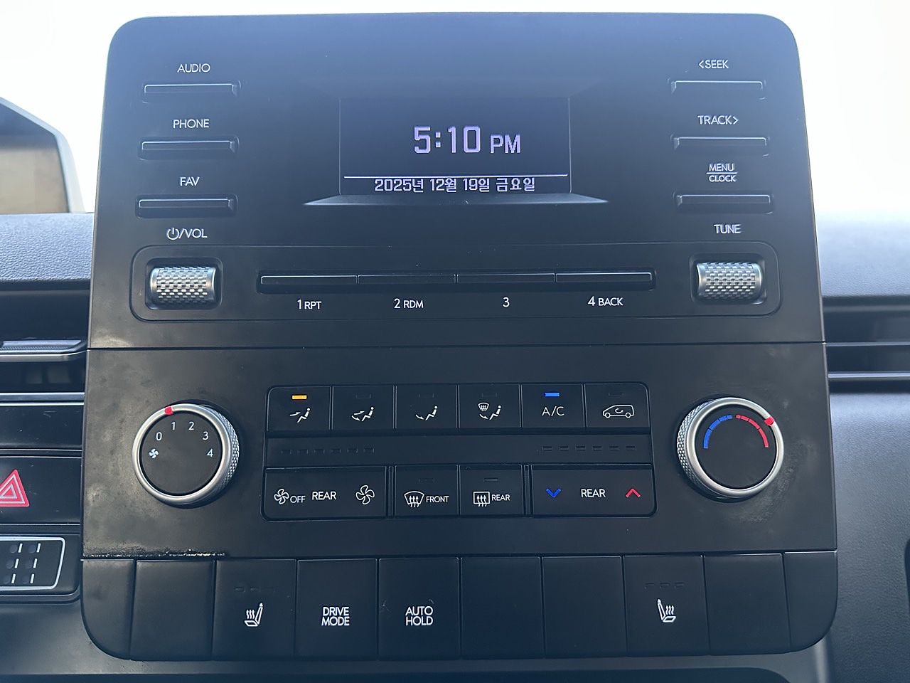 HYUNDAI STARIA 2022 / 2WD / DIESEL 2.5 / 9SEATS  16