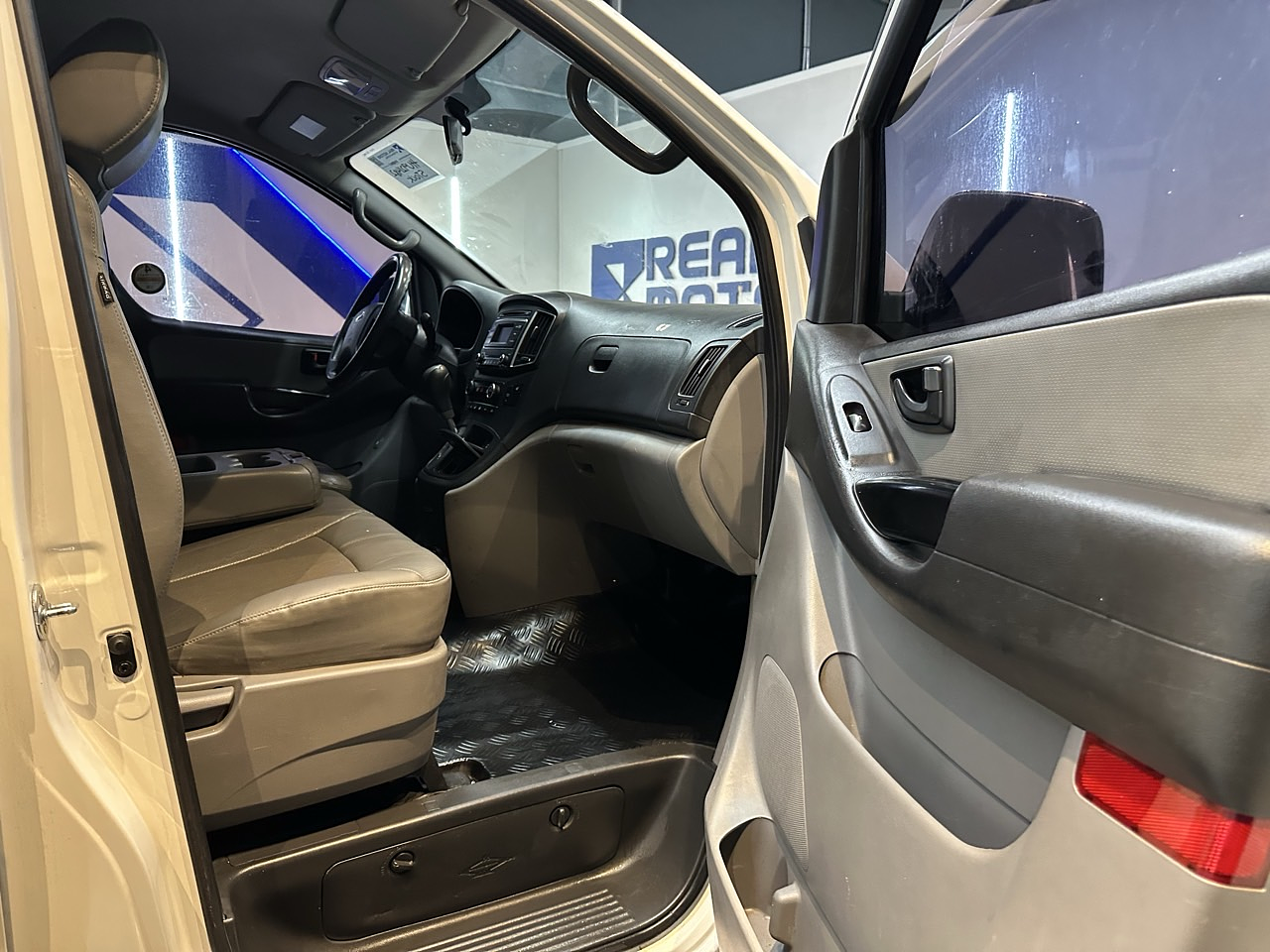 HYUNDAI STAREX 2017 / DIESEL / 2.5 CC / 12PASAJEROS 24